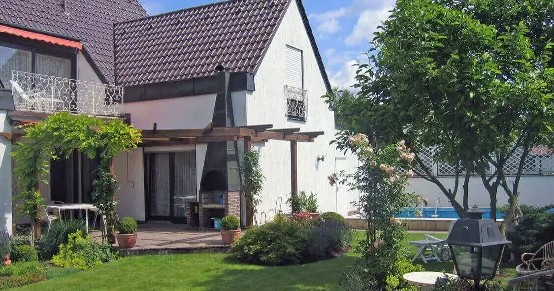 016-100903-terrasse-mit-grillkamin